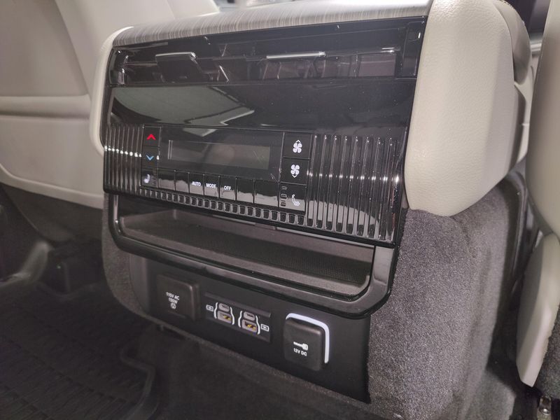 2024 Jeep Wagoneer Series III Premium 4x4 w/Conv/RSEImage 22