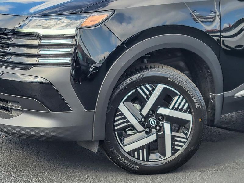 2025 Nissan Kicks SV photo 2