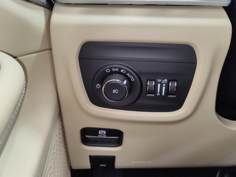 2024 Jeep Grand Cherokee Limited 4x4 w/Sunroof/Lux techImage 26