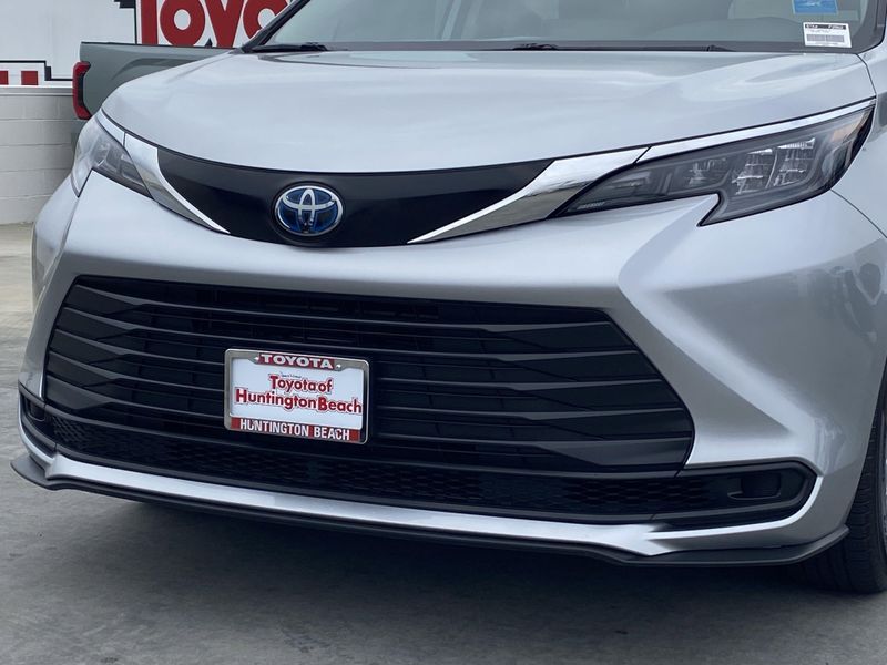 2024 Toyota Sienna LEImage 9
