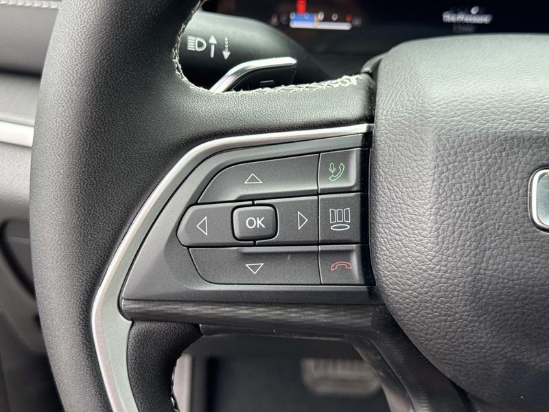 New 2026 Jeep Grand Cherokee Laredo 4x2