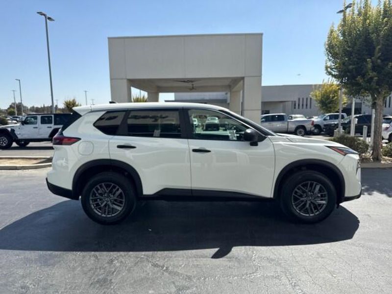 2024 Nissan Rogue S photo 7