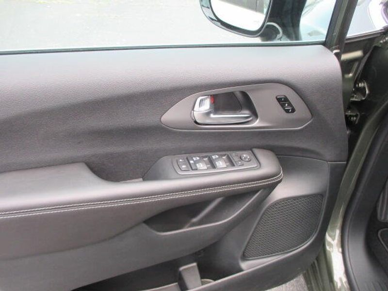 New 2027 Chrysler Pacifica SelectImage 17