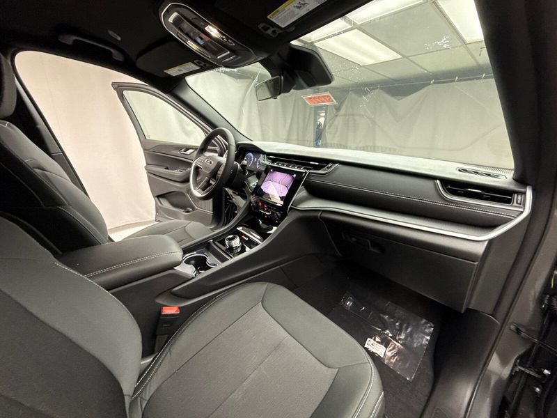 New 2025 Jeep Grand Cherokee Laredo 4x4Image 18