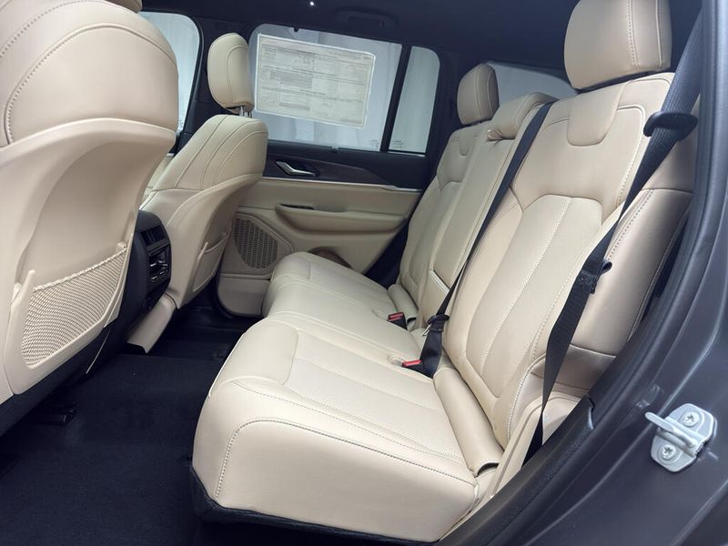 New 2025 Jeep Grand Cherokee Limited 4x4Image 14