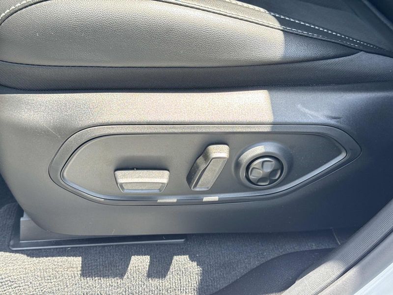 New 2026 Jeep Grand Cherokee Laredo Altitude 4x2