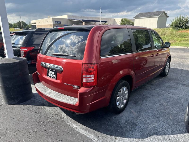 2010 Chrysler Town & Country LXImage 7