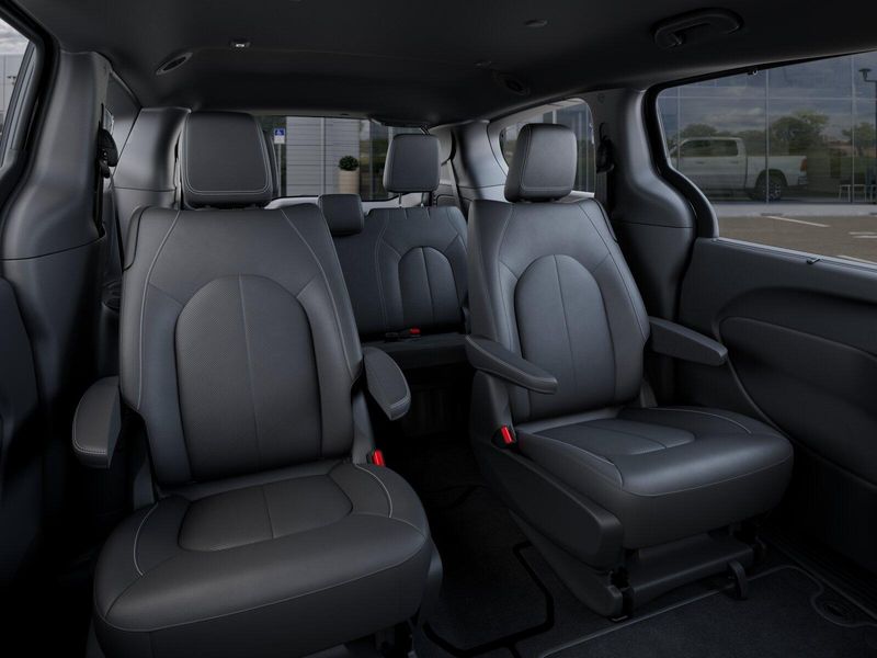 New 2026 Chrysler Pacifica SelectImage 35
