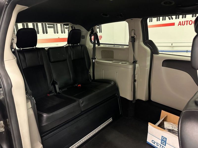 2018 Dodge Grand Caravan SXT MOBILITY VANImage 13