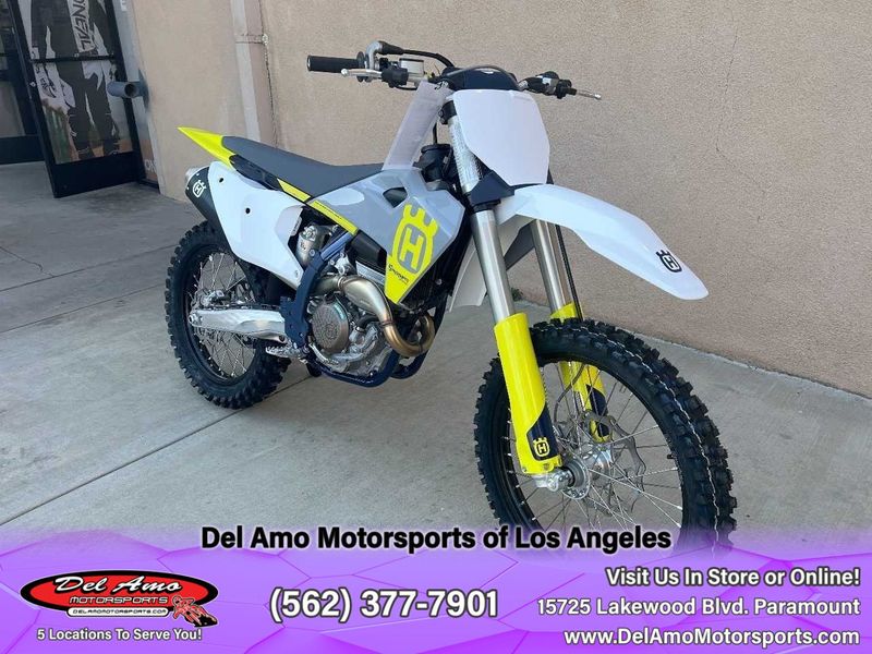 2024 HUSQVARNA FC 250  in a WHITE exterior color. Del Amo Motorsports of Los Angeles (562) 262-9181 delamomotorsports.com 