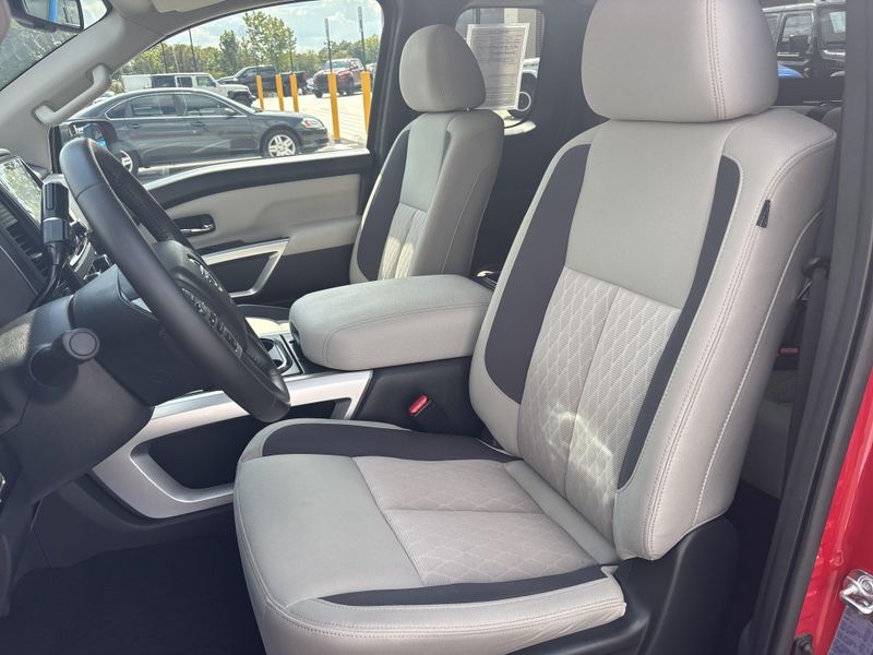 Used 2024 Nissan Titan SVImage 12