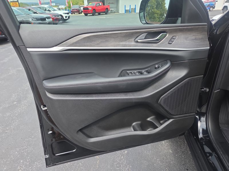 2025 Jeep Grand Cherokee Limited photo 7