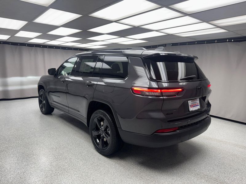 2025 Jeep Grand Cherokee L Limited 4x4Image 2