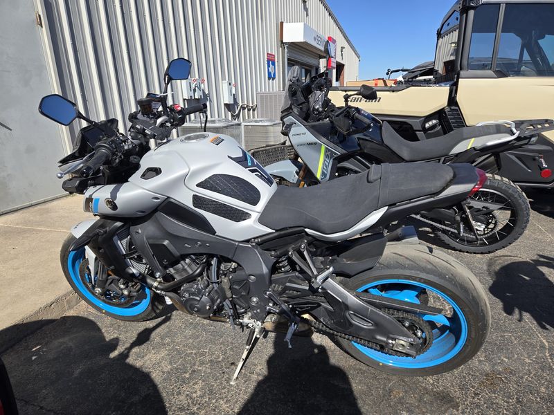 USED 2025 YAMAHA MT10 Image 3