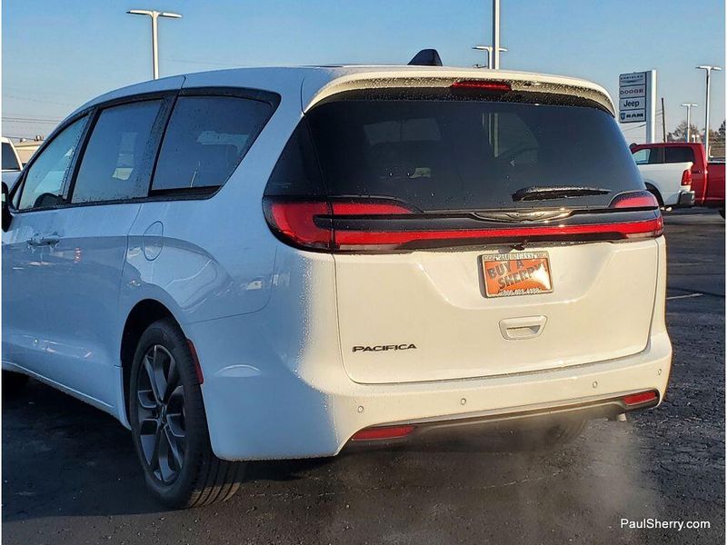 New 2026 Chrysler Pacifica Select