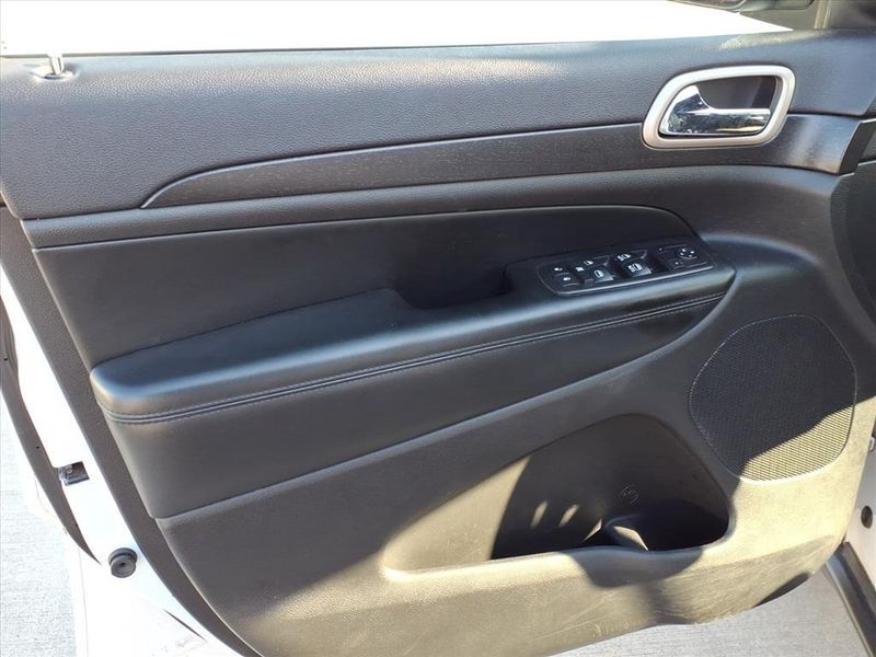 Used 2017 Jeep Grand Cherokee LaredoImage 17