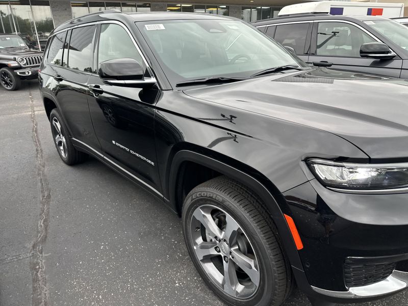 New 2025 Jeep Grand Cherokee L Limited 4x4Image 4