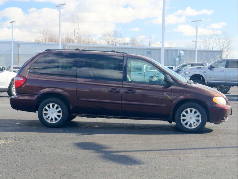 2003 Chrysler Town & Country LXImage 9