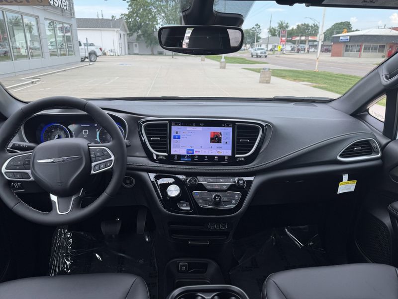 New 2025 Chrysler Pacifica SelectImage 26