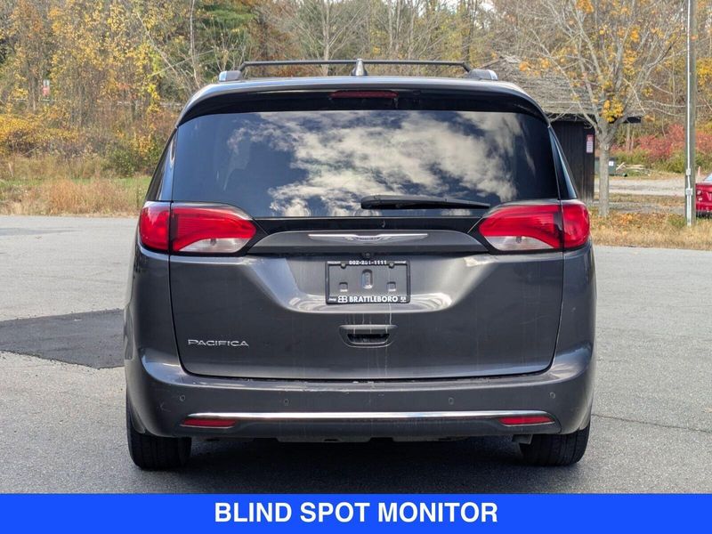 2020 Chrysler Pacifica Touring L photo 4
