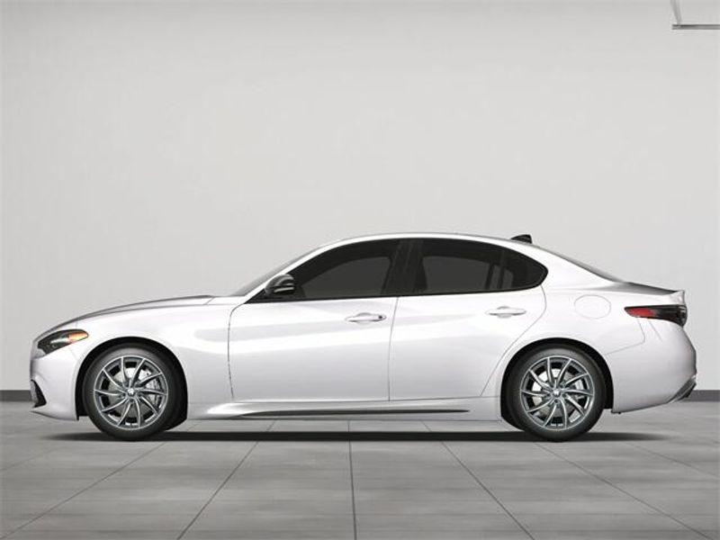 2025 Alfa Romeo Giulia photo 3
