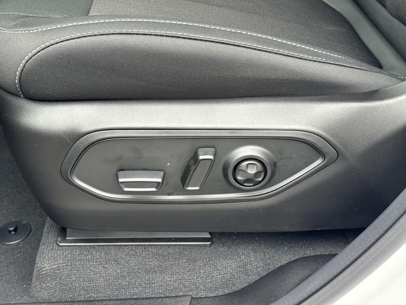 New 2026 Jeep Grand Cherokee Laredo 4x2