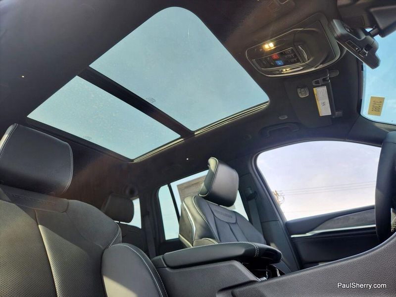 New 2025 Jeep Grand Cherokee Overland 4x4Image 5