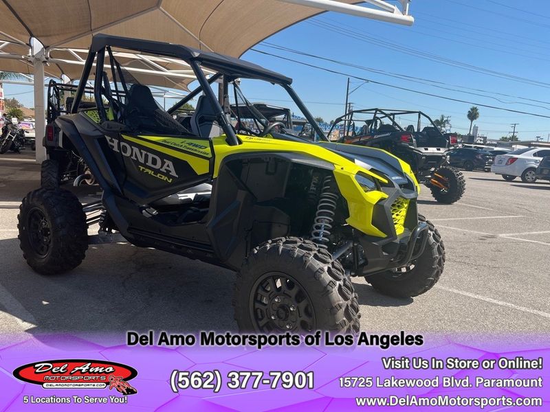 2022 Honda SXS10S2RDLN  in a TONIC YELLOW PEARL exterior color. Del Amo Motorsports of Los Angeles (562) 262-9181 delamomotorsports.com 