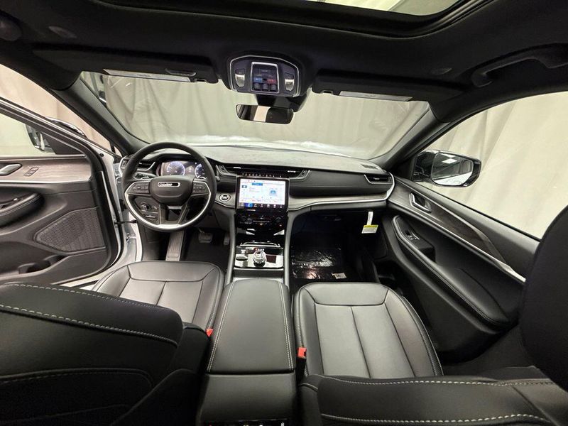 New 2025 Jeep Grand Cherokee L Limited 4x4Image 8
