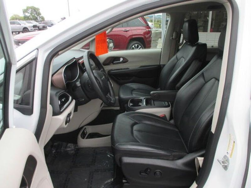 Used 2020 Chrysler Voyager LXIImage 15