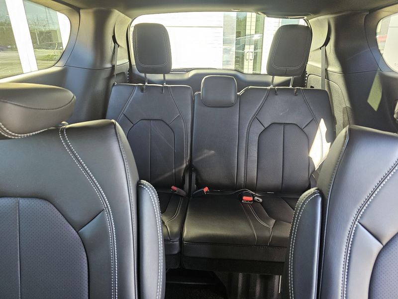 New 2026 Chrysler Pacifica Select AwdImage 9