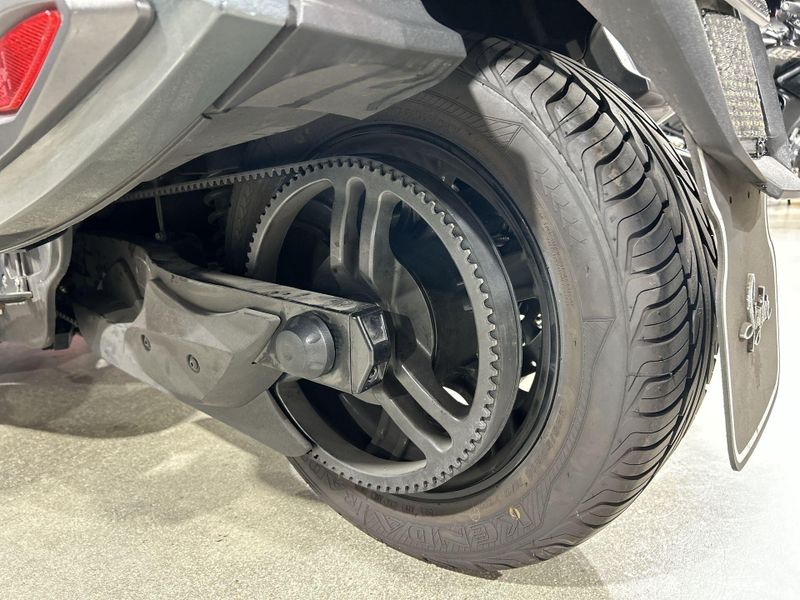 2018 Can-Am SPYDER RT-SE6  in a GREY exterior color. Del Amo Motorsports of Redondo Beach (424) 390-7811 delamomotorsports.com 