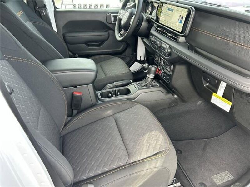 New 2025 Jeep Gladiator Mojave 4x4Image 12