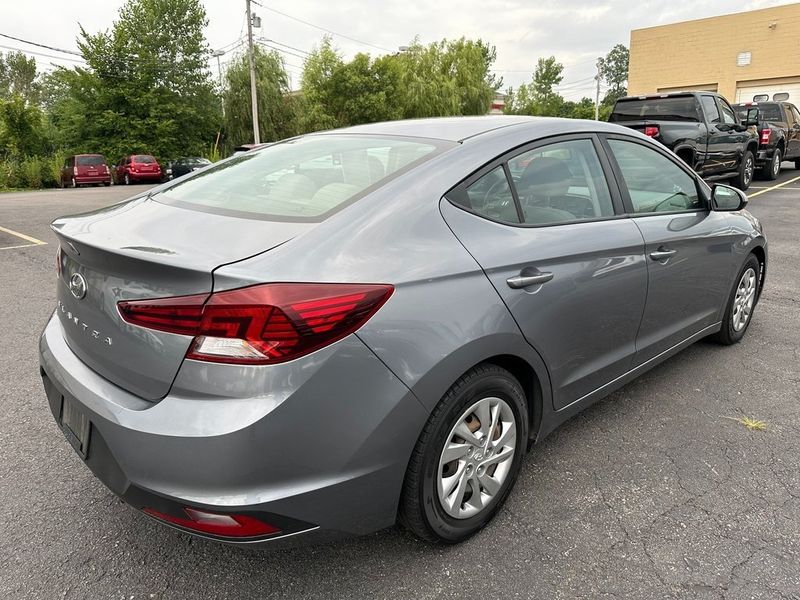 2019 Hyundai Elantra SEImage 12