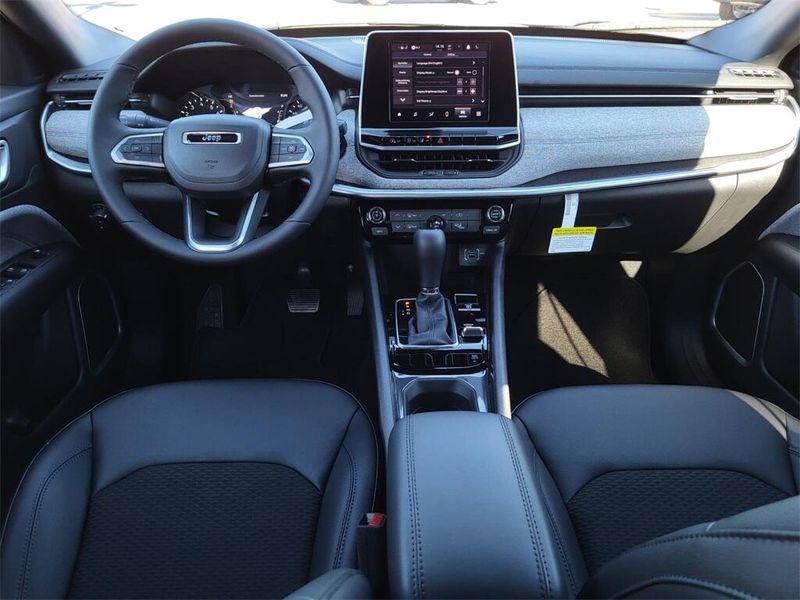 2025 Jeep Compass Latitude 4x4Image 28