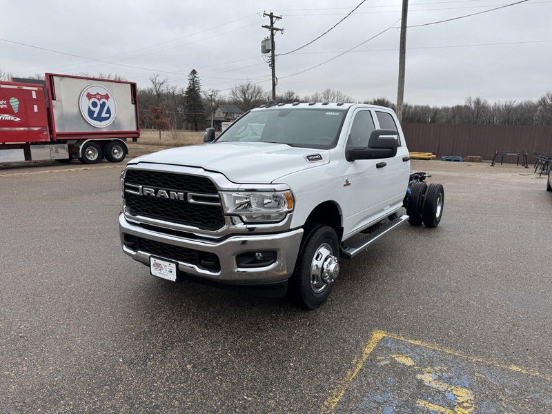 2024 RAM 3500 Chassis Cab TradesmanImage 4
