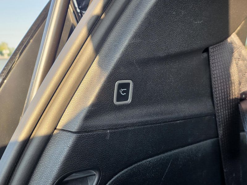 Used 2025 Chrysler Pacifica Select