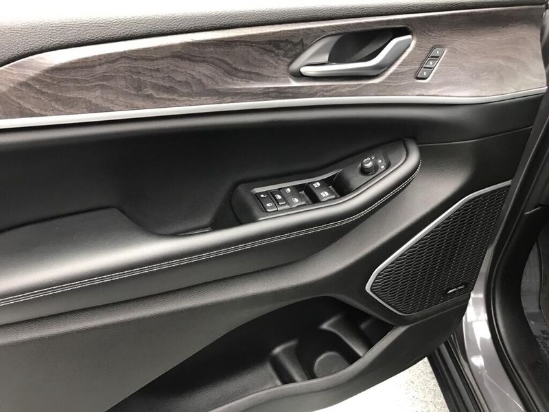 Used 2023 Jeep Grand Cherokee L LimitedImage 3