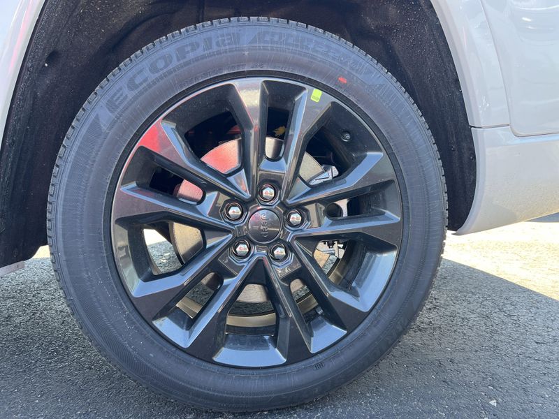 New 2026 Jeep Grand Cherokee L Limited Reserve 4x4Image 11