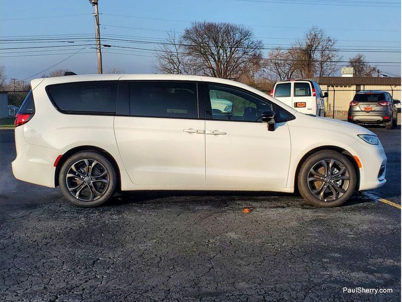 New 2026 Chrysler Pacifica Select