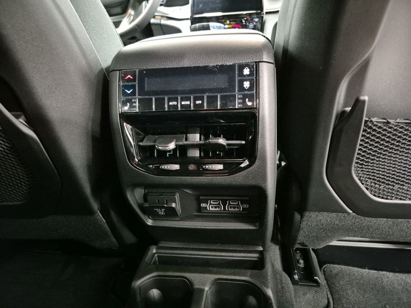 2025 Jeep Grand Cherokee L Limited 4x4Image 9