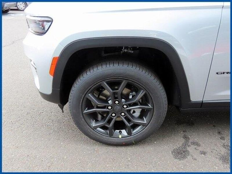 2025 Jeep Grand Cherokee Limited photo 3