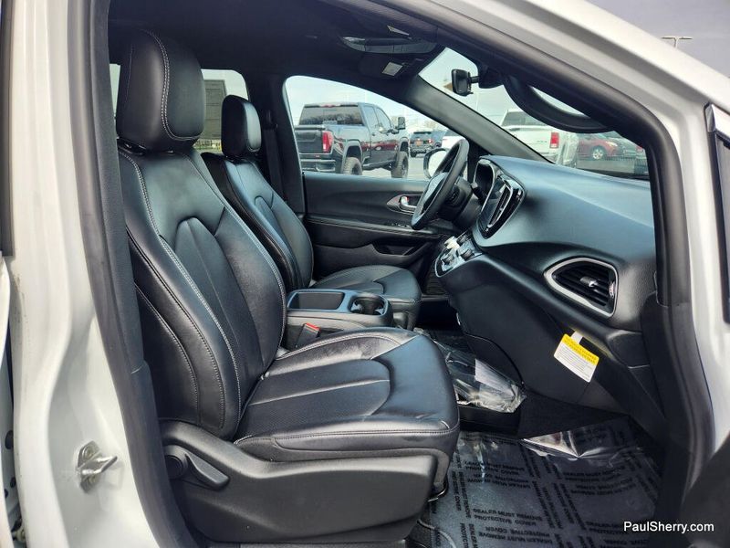 New 2026 Chrysler Voyager Lx