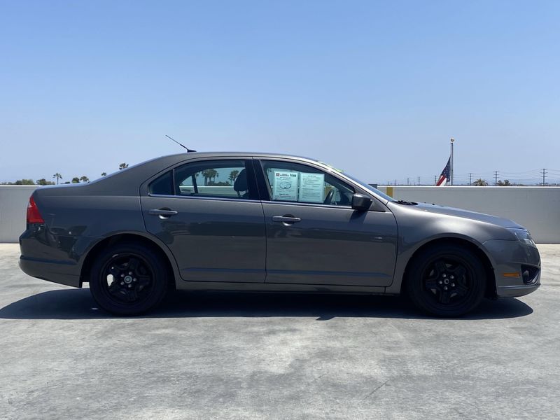 2011 Ford Fusion SEImage 2