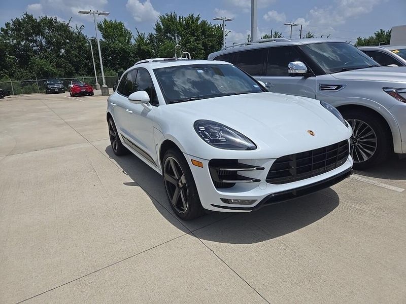 2018 Porsche Macan TurboImage 2