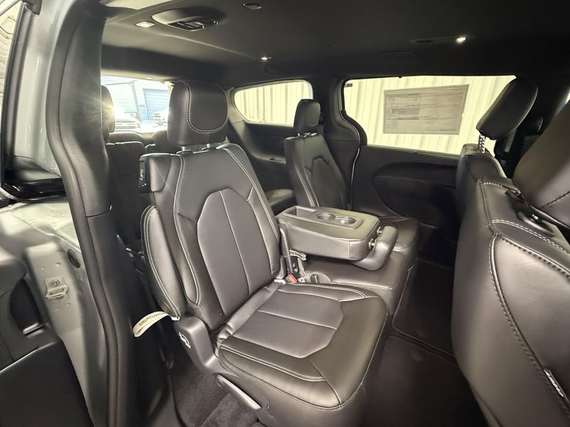 New 2026 Chrysler Pacifica SelectImage 11