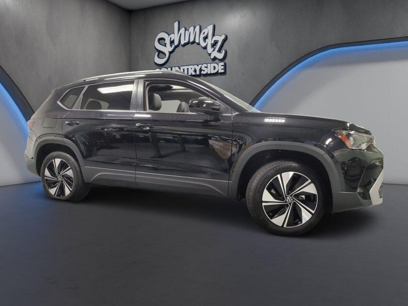 Used 2025 Volkswagen Taos SE AWD w/SunroofImage 3