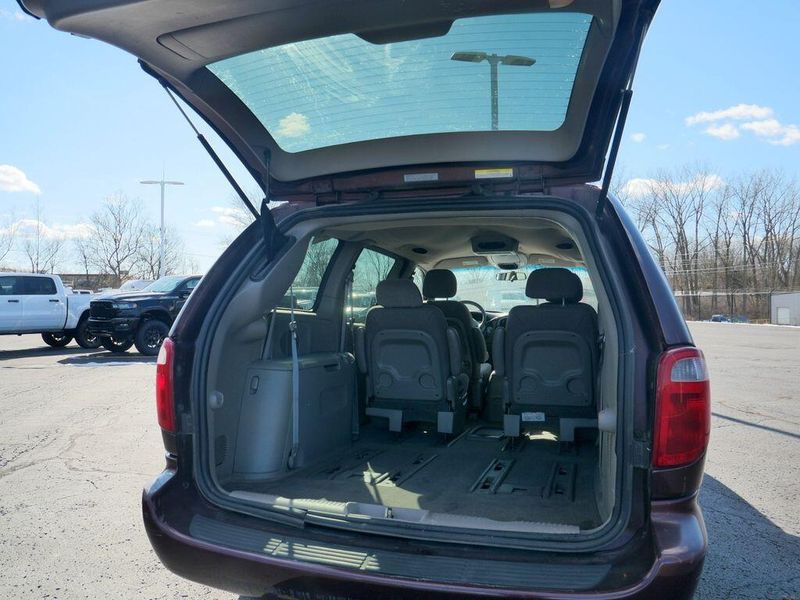 2003 Chrysler Town & Country LXImage 13