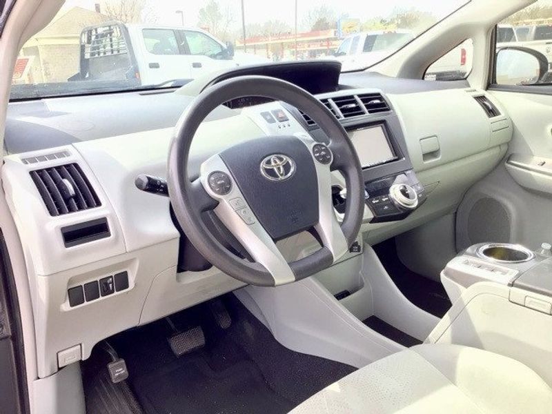 2014 Toyota Prius v TwoImage 9
