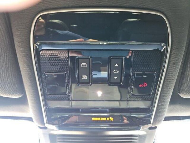 Used 2025 Land Rover Range Rover SE
